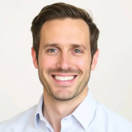 Ritratto sorridente di Marco Rossi, Direttore Commerciale, felice del suo successo